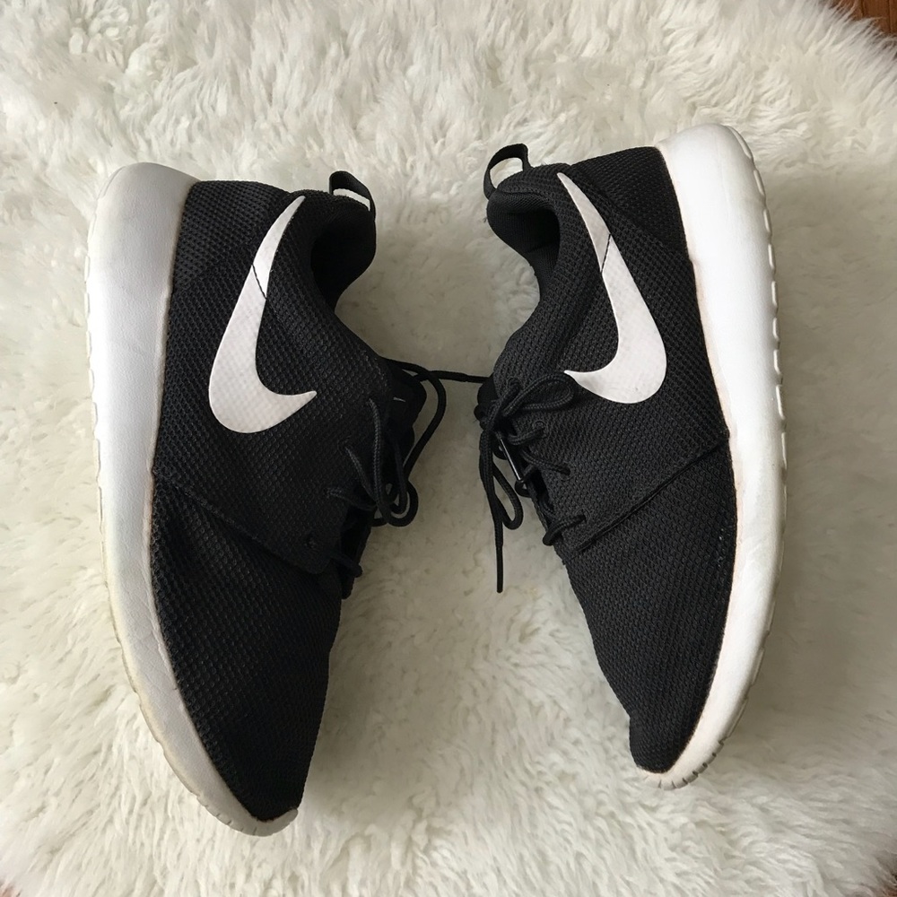 Women’s size 9 Nike roshes runs